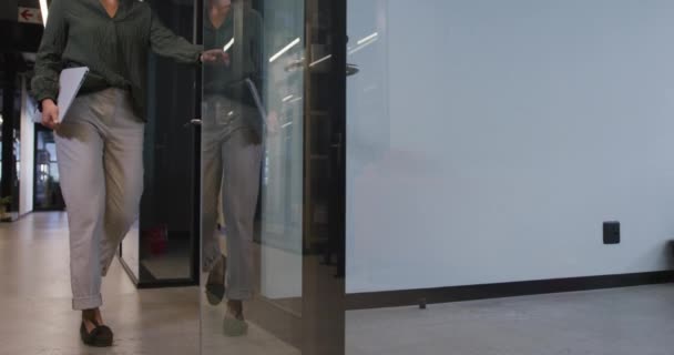 Çift Irklı Kadını Dizüstü Bilgisayarla Dolaşıyor Ofisin Kapısını Açıyor Modern — Stok video