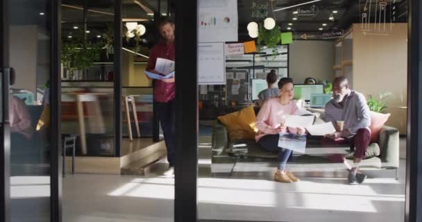 Různí Podnikatelé Sedí Dokumenty Diskutují Práci Úřadu Práce Moderní Kanceláři — Stock video