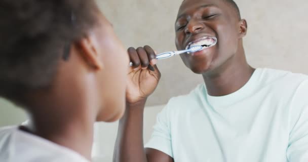 Афроамериканський Батько Дочка Чистять Зуби Насолоджуючись Якісним Сімейним Часом Разом — стокове відео