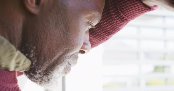 Video Thoughtful Senior African American Men Sitting Living Room Alone — Vídeo de Stock