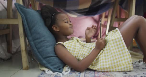 Αφροαμερικανή Που Χρησιμοποιεί Τάμπλετ Παιδική Και Οικιακή Ζωή Χρήση Τεχνολογίας — Αρχείο Βίντεο