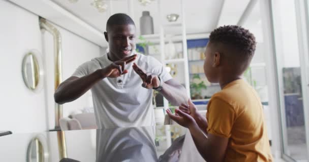 Βίντεο Χαρούμενους Αφροαμερικανούς Πατεράδες Και Γιους Διασκεδάζουν Στο Σπίτι Παίζοντας — Αρχείο Βίντεο