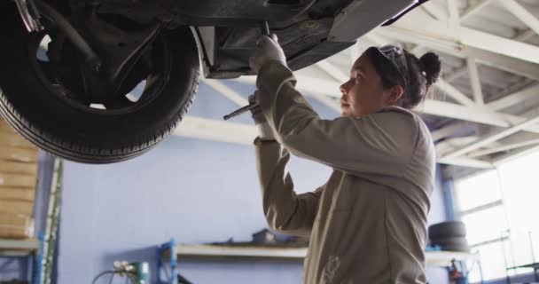 Video Biracial Female Car Mechanic Repairing Car Working Car Repair — Video Stock