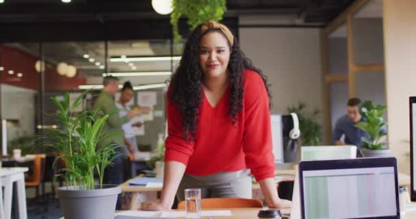 Ofiste Kameraya Bakan Mutlu Çift Irklı Kadınının Portresi Modern Bir — Stok video