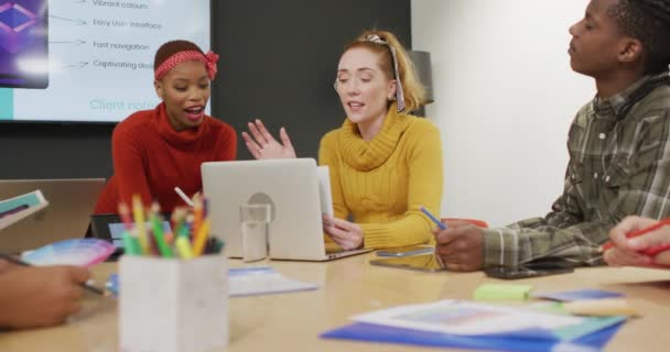 Gente Negocios Diversa Feliz Discutiendo Trabajo Durante Reunión Oficina Trabajar — Vídeos de Stock