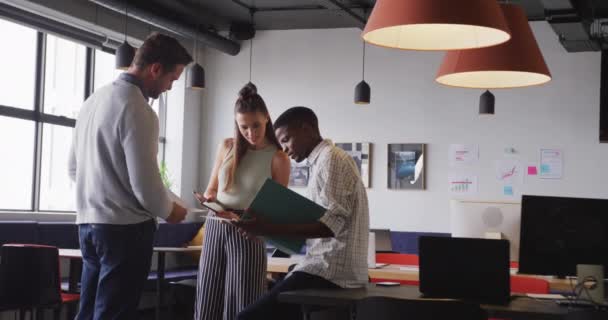 Szczęśliwi Zróżnicowani Biznesmeni Dyskutujący Pracy Podczas Spotkania Biurze Praca Nowoczesnym — Wideo stockowe