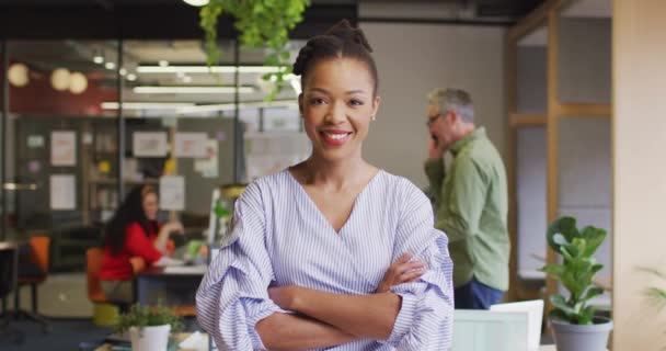 Портрет Счастливой Африканской Предпринимательницы Смотрящей Камеру Офисе Работа Современном Офисе — стоковое видео