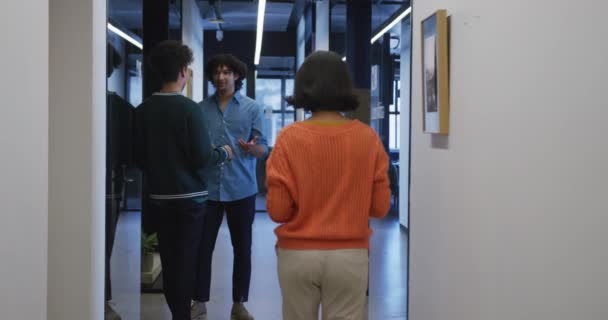 Щасливі Різноманітні Бізнесмени Ходять Розмовляють Кавою Офісі Робота Сучасному Офісі — стокове відео