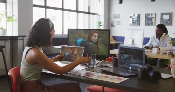 Біреальна Бізнес Леді Працює Ноутбуком Тримає Фотографії Офісі Робота Сучасному — стокове відео