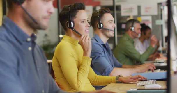 Šťastní Obchodníci Sedí Stolu Používají Telefonní Sluchátka Kanceláři Práce Moderní — Stock video