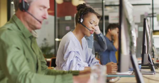 Heureux Gens Affaires Divers Assis Table Utilisant Des Écouteurs Téléphoniques — Video