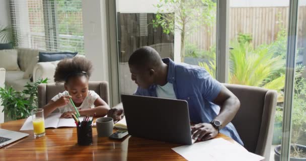 African American Father Daughter Using Laptop Learn Enjoying Quality Family — Stockvideo