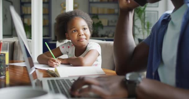 Африканский Американский Отец Дочь Используя Ноутбук Учиться Наслаждаясь Качеством Семейного — стоковое видео