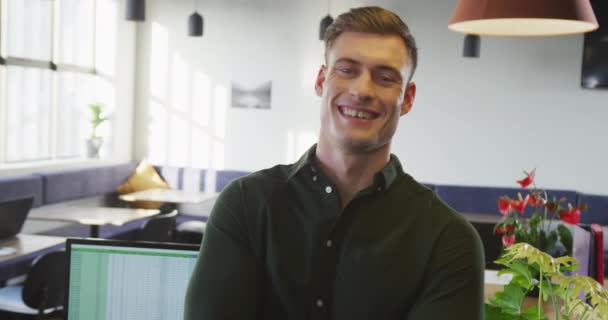 Ofiste Kameraya Bakan Mutlu Beyaz Adamının Portresi Modern Bir Ofiste — Stok video