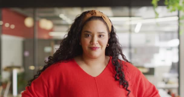 Porträtt Lycklig Biracial Affärskvinna Tittar Kameran Kontoret Arbeta Ett Modernt — Stockvideo