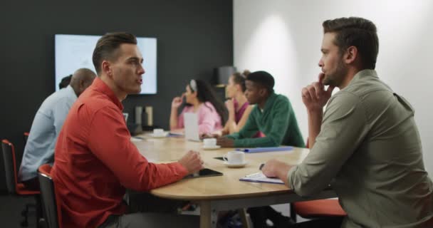 Gente Negocios Diversa Feliz Discutiendo Trabajo Durante Reunión Oficina Trabajar — Vídeos de Stock