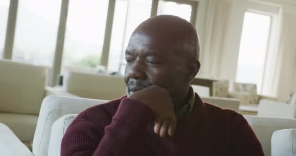 Βίντεο Σκεπτόμενους Ηλικιωμένους Αφροαμερικανούς Κάθονται Μόνοι Τους Στο Σαλόνι Συνταξιοδότηση — Αρχείο Βίντεο