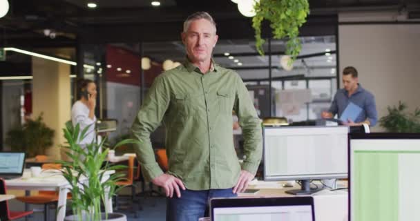 Retrato Feliz Hombre Negocios Caucásico Mirando Cámara Oficina Trabajar Una — Vídeos de Stock