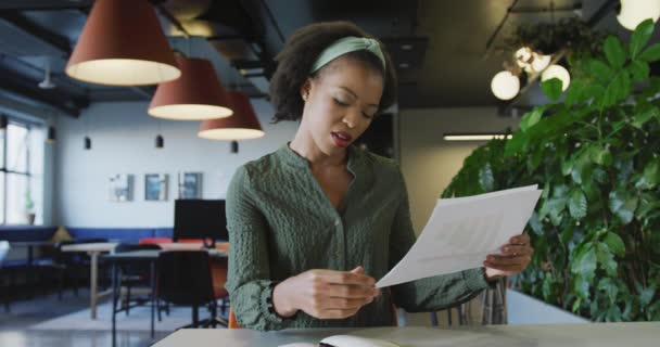 Портрет Африканской Предпринимательницы Говорящей Смотрящей Камеру Офисе Работа Современном Офисе — стоковое видео