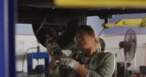 Video Biracial Female Car Mechanic Using Grinder Working Car Repair — Vídeo de stock