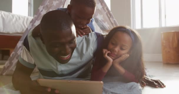 Vídeo Feliz Pai Filho Filha Afro Americanos Deitados Tenda Usando — Vídeo de Stock