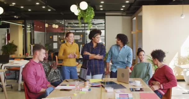 Gente Negocios Diversa Feliz Discutiendo Trabajo Durante Reunión Oficina Trabajar — Vídeo de stock
