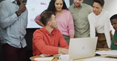 Ofisteki toplantıda iş tartışan çeşitli iş adamlarınız kutlu olsun. Modern bir ofiste çalışıyorum..