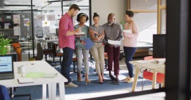 Ofisteki toplantıda iş tartışan çeşitli iş adamlarınız kutlu olsun. Modern bir ofiste çalışıyorum..