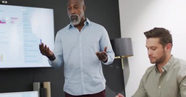 Ofisteki toplantıda iş tartışan çeşitli iş adamlarınız kutlu olsun. Modern bir ofiste çalışıyorum..