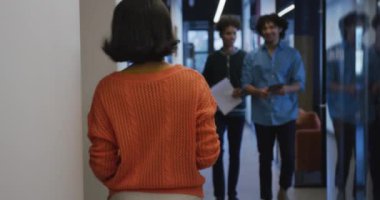 Ofisteki belgelerle yürüyen ve konuşan çeşitli iş adamlarınız kutlu olsun. Modern bir ofiste çalışıyorum..