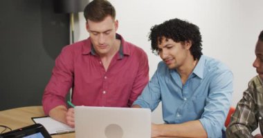 Ofisteki toplantıda iş tartışan çeşitli iş adamlarınız kutlu olsun. Modern bir ofiste çalışıyorum..