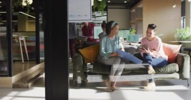 Çeşitli iş adamları belgelerle oturuyor ve ofiste işleri tartışıyorlar. Modern bir ofiste çalışıyorum..