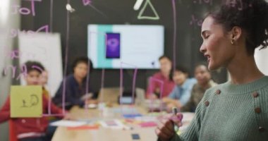 Ofisteki toplantıda iş tartışan çeşitli iş adamlarınız kutlu olsun. Modern bir ofiste çalışıyorum..