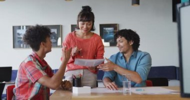 Ofisteki toplantıda iş tartışan çeşitli iş adamlarınız kutlu olsun. Modern bir ofiste çalışıyorum..