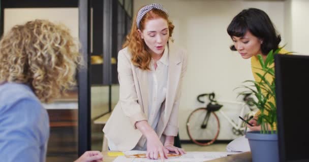 Ofisteki Belgelerle Ilgili Tartışan Mutlu Adamları Modern Bir Ofiste Çalışıyorum — Stok video