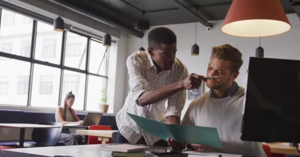 Ofisteki Toplantıda Tartışan Çeşitli Adamlarınız Kutlu Olsun Modern Bir Ofiste — Stok video
