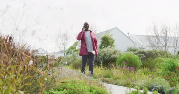 Video Happy African American Men Walking Garden Retirement Lifestyle Active — 비디오