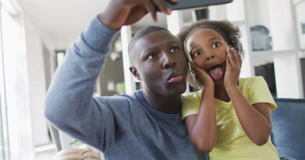 African American Father Daughter Using Smartphone Enjoying Quality Family Time — Vídeo de Stock