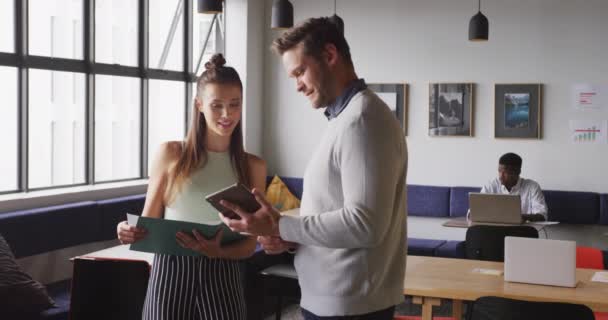 Heureux Gens Affaires Caucasiens Discutant Travail Lors Une Réunion Bureau — Video