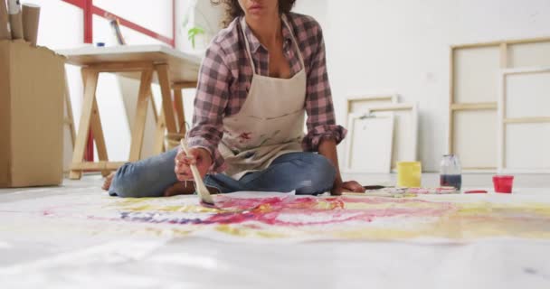 Vídeo Una Artista Birracial Pintando Suelo Del Estudio Arte Artesanía — Vídeos de Stock
