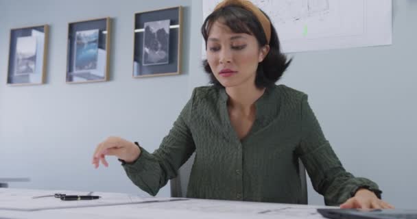 Biracial Üzletasszony Asztalnál Ellenőrzi Séma Egyedül Irodában Munka Egy Modern — Stock videók