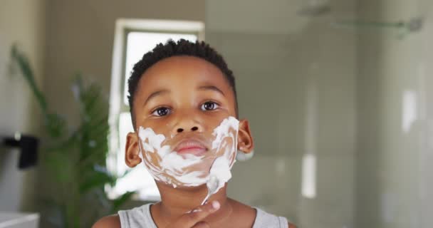 Video African American Boy Shaving Bathroom Childhood Spending Free Time — Video Stock