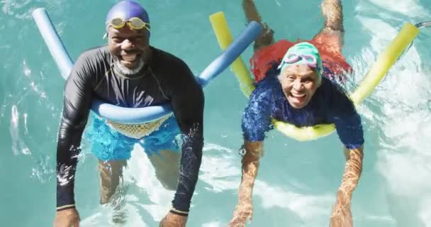 Video Happy Senior African American Couple Swimming Pool Retirement Lifestyle — Vídeos de Stock