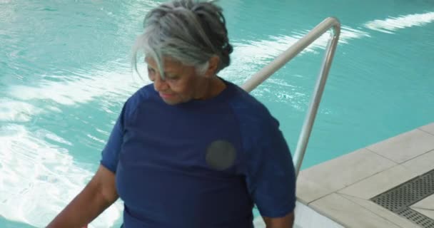 Video Happy Senior African American Women Pool Retirement Lifestyle Spending — Stok video