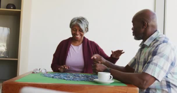Video Happy Senior African American Couple Doing Puzzles Retirement Lifestyle — Stockvideo
