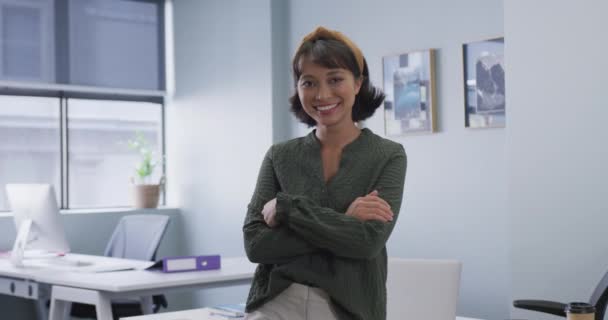 Potret Wanita Pebisnis Birasial Tersenyum Dengan Tangan Disilangkan Sendirian Kantor — Stok Video