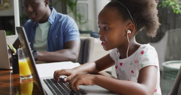 African American Father Daughter Using Laptop Learn Enjoying Quality Family — Stockvideo