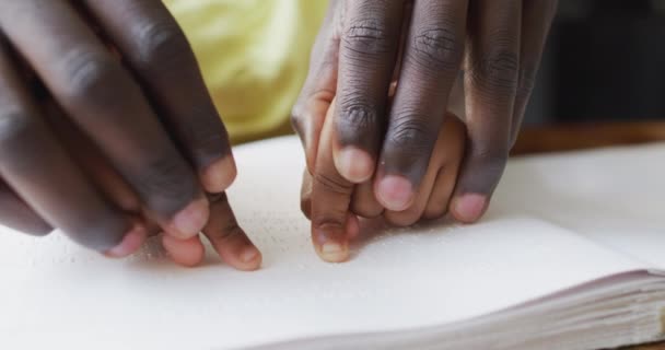 Αφροαμερικάνος Πατέρας Και Κόρη Διαβάζουν Γραφή Μπράιγ Απολαμβάνοντας Ποιοτικό Οικογενειακό — Αρχείο Βίντεο
