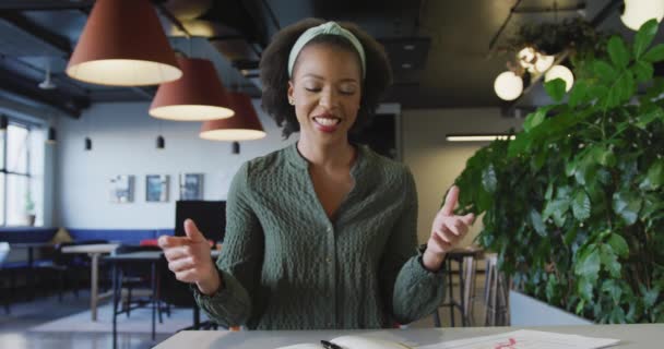 Πορτρέτο Της Χαρούμενης Αφροαμερικάνας Επιχειρηματία Που Μιλάει Και Κοιτάζει Την — Αρχείο Βίντεο