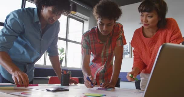 Gente Negocios Diversa Feliz Discutiendo Trabajo Durante Reunión Oficina Trabajar — Vídeos de Stock